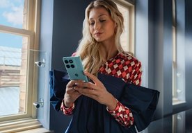 Photo Spoločnosť Motorola prináša prvý štvorstranný zaoblený displej na svete s certifikovanými farbami Pantone™