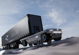 Photo Autonómny kamión bez šoféra jazdí po ceste aj koľajniciach  