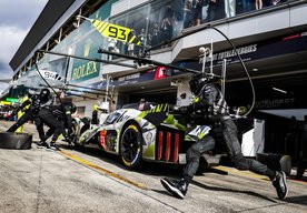 Photo 24 hodín Le Mans: Tím Peugeot TotalEnergies na štarte 