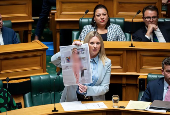 Photo Poslankyňa v parlamente ukázala svoju nahú deepfake fotku