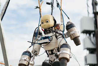 Photo Humanoidný robot iRonCub3 sa naučil lietať 