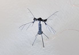 Photo Čínsky mikro dron pripomína veľkosťou komára