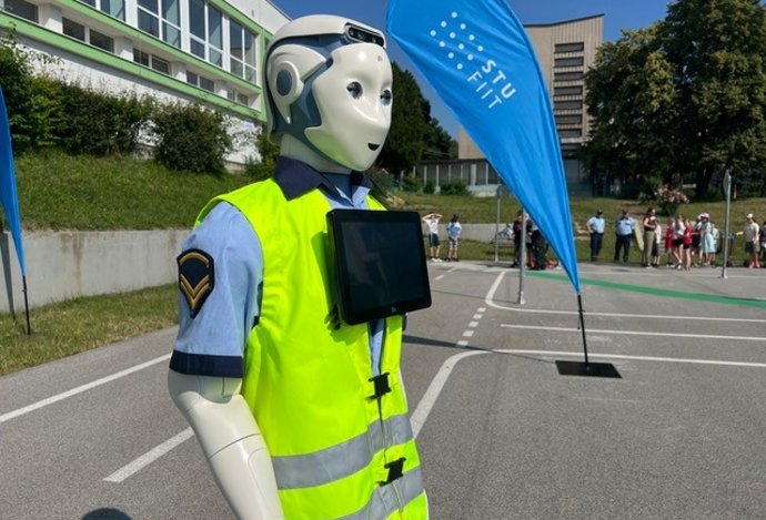 Photo V Bratislave otestovali humanoidného robota pre bezpečnejšiu dopravu