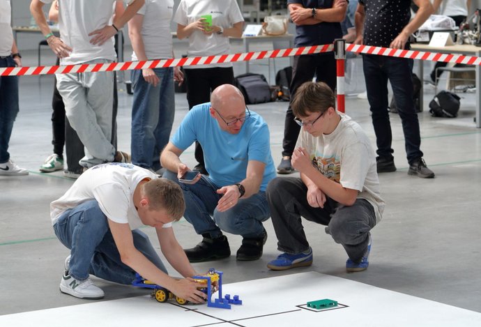 Photo MAGNA Powertrain Kechnec odštartovala nultý ročník súťaže autonómnych robotov