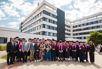 Photo Duálne vzdelávanie je stále populárnejšie. Dôkazom sú aj čerství absolventi, ktorí sa tešia z pracovných ponúk 