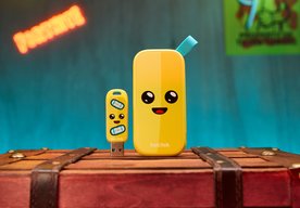 Photo Limitovaná edícia USB flash diskov Sandisk Šmolkovia a s ikonickou postavou antropomorfného banána Peely z videohry Fortnite