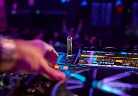 Photo Pulzujúce leto v hudbe a farbách s USB flash diskami SanDisk