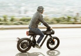 Photo Elektrická motorka s dizajnom kríženca torpéda, zavlažovacej rúry a rekvizity z Hviezdnych vojen