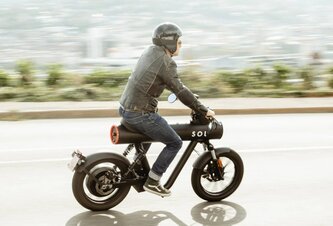 Photo Elektrická motorka s dizajnom kríženca torpéda, zavlažovacej rúry a rekvizity z Hviezdnych vojen