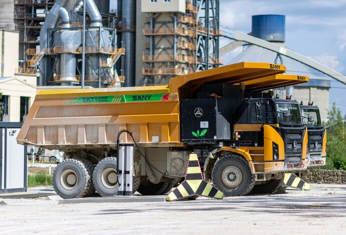 Photo Holcim a GreenWay nadväzujú strategickú spoluprácu v oblasti elektrifikácie ťažkej priemyselnej techniky