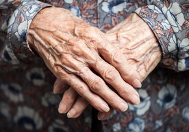 Photo Starnutie môže byť nákazlivé: špecifický proteín šíri starobu v krvi ako infekciu