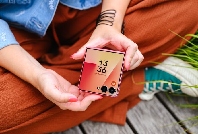 Photo Samsung Galaxy Z Flip7: Vreckový génius s umelou inteligenciou a novým väčším predným displejom