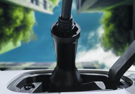 Photo V hurikáne prežijú len elektromobily: prekvapivý dôvod, prečo sú autá na benzín počas katastrofy bezcenné