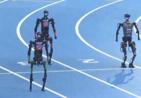 Photo Bizarné video atletických pretekov humanoidných robotov v štafete 4x100 metrov