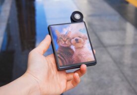 Photo Inovatívny smartfón do ruky vybavený AI a globálnym bezplatným prístupom na internet