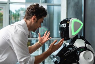 Photo Tichá kríza na trhu práce: Umelá inteligencia už kradne prácu mladým, a toto je len začiatok