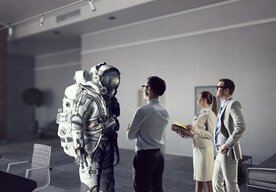 Photo AI berie ľudom prácu na Zemi. Technologickí miliardári im však sľubujú skvelú kariéru vo vesmíre