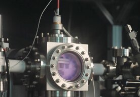 Photo Prelomový časticový urýchľovač vo veľkosti laboratórneho stola funguje pri izbovej teplote