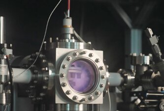 Photo Prelomový časticový urýchľovač vo veľkosti laboratórneho stola funguje pri izbovej teplote