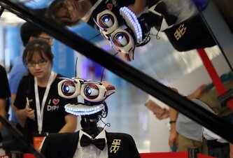 Photo Lietajúce autá a robotickí barmani: Čína ukázala budúcnosť inteligentného priemyslu