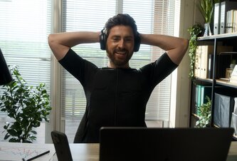 Photo Budovanie vyšportovanej postavy počas práce za počítačom? Inovatívna kombinéza pre sedavé zamestnania  