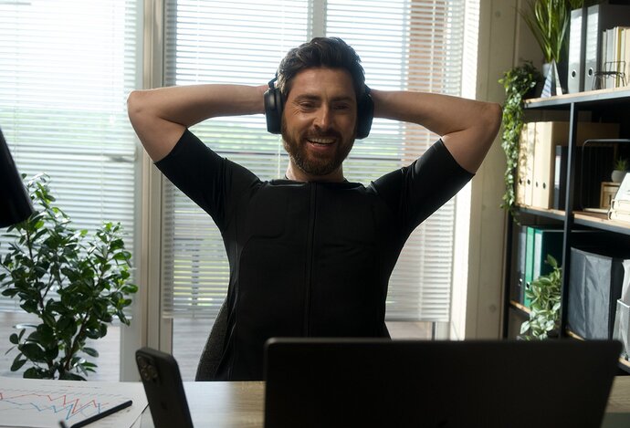 Photo Budovanie vyšportovanej postavy počas práce za počítačom? Inovatívna kombinéza pre sedavé zamestnania  