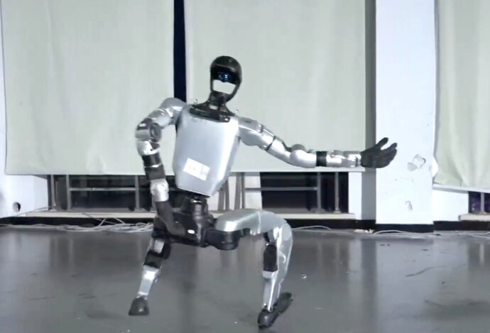 Photo Video: robot Unitree G1 s „antigravitačným“ režimom si dokáže udržať rovnováhu aj po riadnom kopanci 