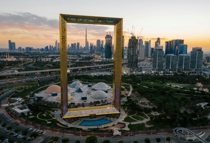 Photo Red Bull spúšťa globálnu súťaž Tetris s 2 500 dronmi v 150-metrovom Dubai Frame