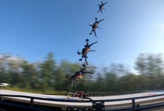 Photo Prelomová inovácia: Drony už dokážu pristávať na idúcom aute aj v rýchlosti 110 km/h 