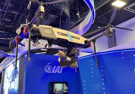 Photo Kvadrokoptéra vyzbrojená robotickým guľometom prináša palebnú silu priamo na bojisko