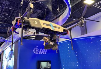 Photo Kvadrokoptéra vyzbrojená robotickým guľometom prináša palebnú silu priamo na bojisko