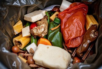 Photo Väčšina Slovákov a Čechov stratí vyhodeným jedlom aj 30 eur za mesiac