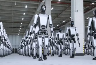 Photo Čínska robotická invázia sa začína: stovky humanoidov nastupujú do tovární