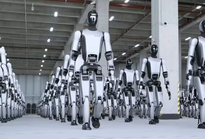 Photo Čínska robotická invázia sa začína: stovky humanoidov nastupujú do tovární