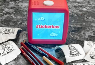 Photo AI hračka za 99 dolárov premieňa hlasové príkazy detí na fyzické nálepky