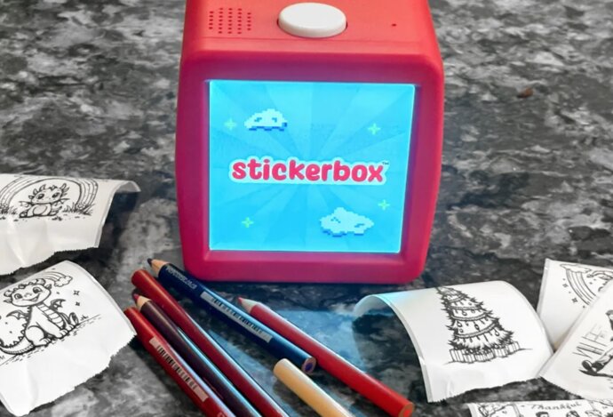 Photo AI hračka za 99 dolárov premieňa hlasové príkazy detí na fyzické nálepky