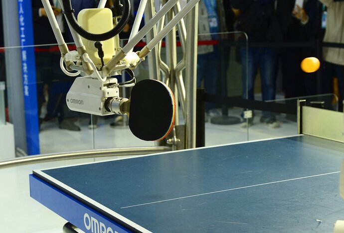 Photo 50 milisekúnd k víťazstvu robota v pingpongu nad človekom 