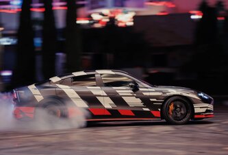 Photo Úchvatná premiéra v Las Vegas: nový rozmer výkonnosti s B. Pittom, G. Russellom a prichádzajúcim 4-dverovým kupé Mercedes-AMG GT