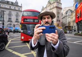 Photo Polovica Európanov prichádza o dôležité momenty kvôli foteniu. Galaxy AI to mení