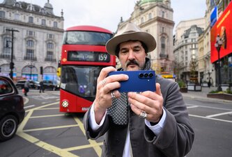 Photo Polovica Európanov prichádza o dôležité momenty kvôli foteniu. Galaxy AI to mení