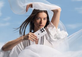 Photo Motorola uvádza exkluzívnu špeciálnu edíciu motorola edge 70 v Pantone Colour of the Year 2026, zdobenú Crystals by Swarovski 