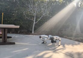 Photo Hororové video, v ktorom robot lezie po zemi ako démon, vzbudzuje otázky