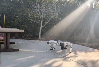 Photo Hororové video, v ktorom robot lezie po zemi ako démon, vzbudzuje otázky