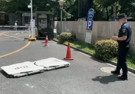 Photo Autonómny robotický podvozok odprace zle zaparkované autá aj bez vodiča