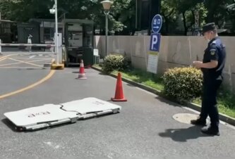 Photo Autonómny robotický podvozok odprace zle zaparkované autá aj bez vodiča