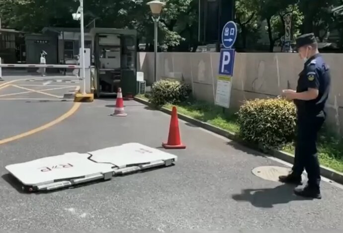 Photo Autonómny robotický podvozok odprace zle zaparkované autá aj bez vodiča