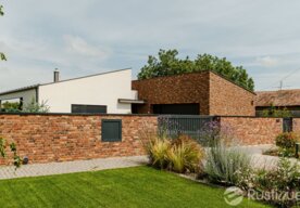 Photo Moderné ploty okolo domu: Keď tehla tvorí hranice s vkusom