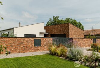 Photo Moderné ploty okolo domu: Keď tehla tvorí hranice s vkusom