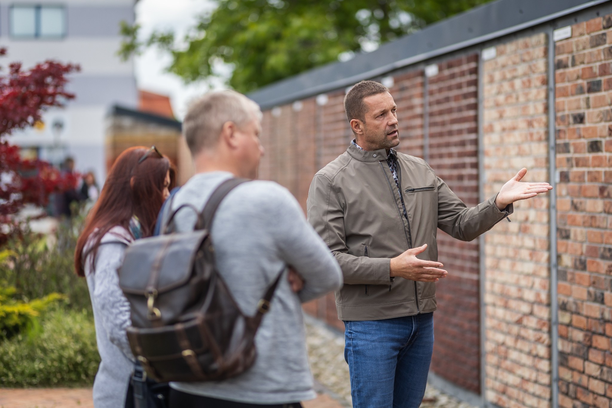 Odborník na tehlové obklady ukazuje klientom varianty obkladových pásikov v Showroome Rustique
