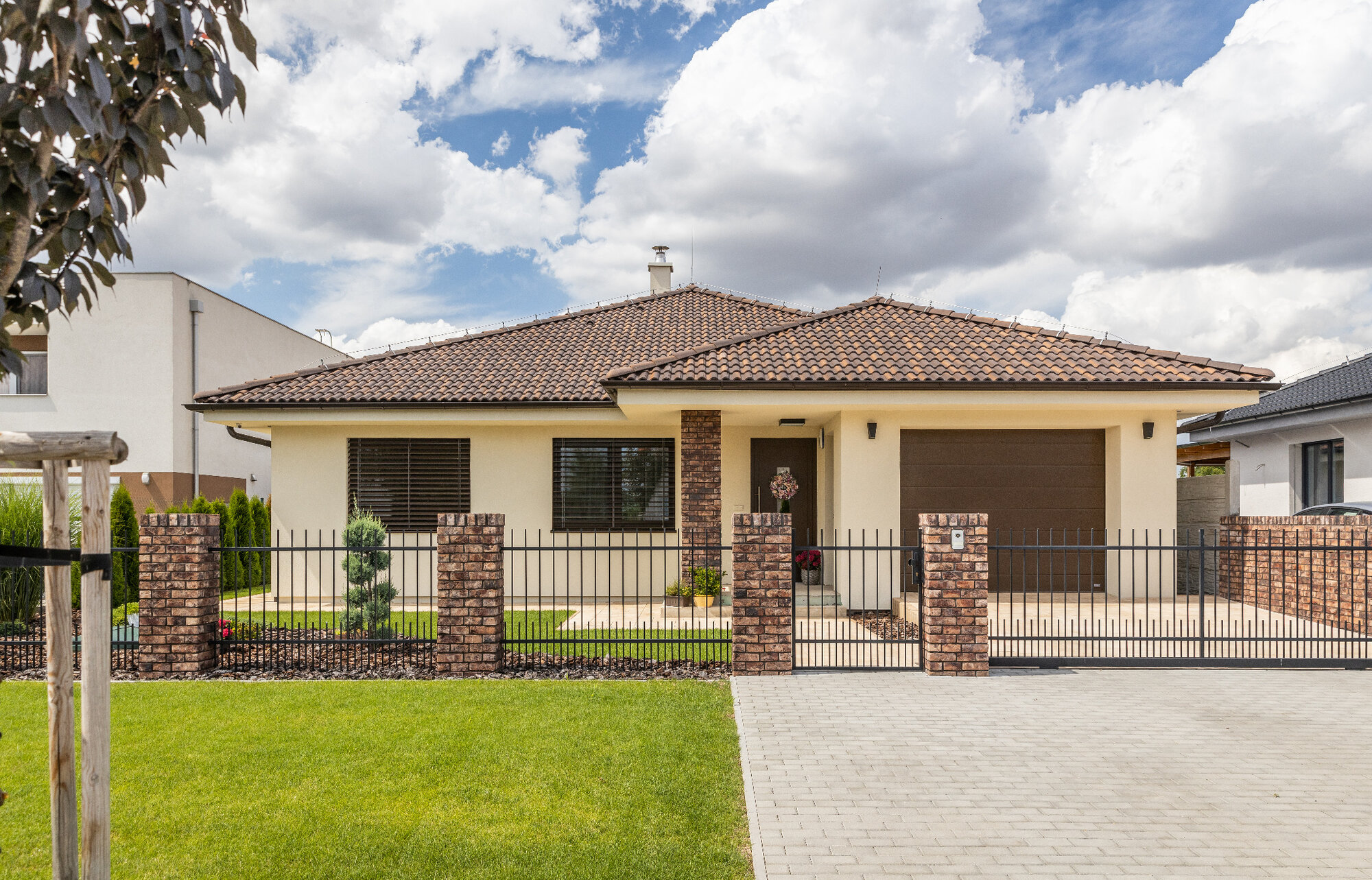 Rodinný dom s tehlovým plotom s obkladovými pásikmi VIOLET od Rustique.sk